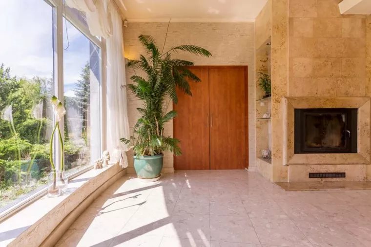 Comment entretenir un sol en travertin dans une maison contemporaine ?, Golfe de Saint-Tropez, Clean-Up Multiservices